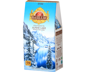 Basilur Alpine Lake - czarna liściasta herbata cejlońska z dodatkiem chabru, kwiatów pomarańczy, cynamonu, imbiru, goździków, kardamonu, gałki muszkatołowej, pieprzu oraz korzennym aromatem. Ozdobne opakowanie z zimowym motywem.