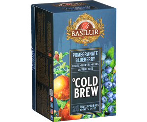 Basilur Cold Brew Pomegrante Blueberry - owocowa herbata bezkofeinowa z dodatkiem hibiskusa, owocu grantu, liści pomarańczy, stewii oraz naturalnego aromatu granatu i borówki. Ozdobne opakowanie z owocowym motywem.