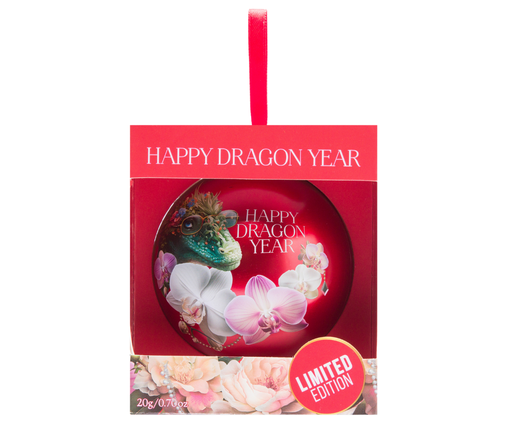 Basilur Happy Dragon Year Red – czarna liściasta herbata cejlońska z listków OP zamknięta w zdobionej puszce w kształcie świątecznej bombki  z motywem mistycznego smoka otoczonego kwiatami.