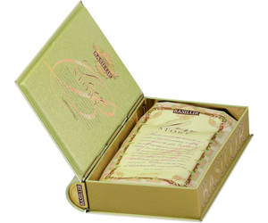 Basilur Love Story Volume I - zielona herbata cejlońska skomponowana ze starannie wyselekcjonowanych listków Young Hyson z dodatkiem krokosza barwierskiego, chabru oraz aromatu bergamotki, mięty i ananasa. Zdobiona puszka w kształcie książki. 