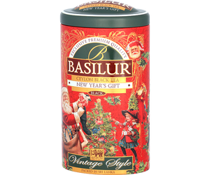 Basilur New Year's Gift - czarna herbata cejlońska z dodatkiem wiśni, krokosza barwierskiego oraz aromatu wiśni i słodkich migdałów. Ozdobna puszka ze świątecznym motywem.