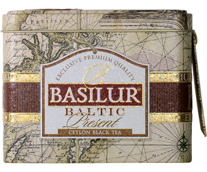 Basilur Present Baltic - czarna herbata cejlońska z dodatkiem truskawki, niebieskiej malwy, chabru, amarantusa oraz aromatu winogron i wanilii. Zdobiona puszka przypominająca szkatułkę.