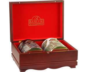 Basilur Oriental Collection – zestaw 2 smaków herbaty z kolekcji Orientalnej w puszkach umieszczonych w drewnianym ekspozytorze.
