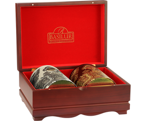 Basilur Oriental Collection 5 – zestaw 2 smaków herbaty z kolekcji Orientalnej w puszkach umieszczonych w drewnianym ekspozytorze.