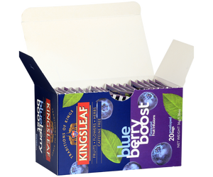 Kingsleaf Blueberry Boost – bezkofeinowa herbata z dodatkiem hibiskusa, pomarańczy, jabłka, stewii, mięty pieprzowej, cykorii oraz naturalnego aromatu borówki. Ozdobne pudełko skrywa w swoim wnętrzu 20 torebek zapakowanych pojedynczo w koperty.