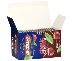 Kingsleaf Classic Cherry – bezkofeinowa herbata z dodatkiem hibiskusa, jabłka, stewii, pomarańczy, cykorii, mięty pieprzowej oraz naturalnego aromatu wiśniowego. Ozdobne pudełko skrywa w swoim wnętrzu 20 torebek zapakowanych pojedynczo w koperty.