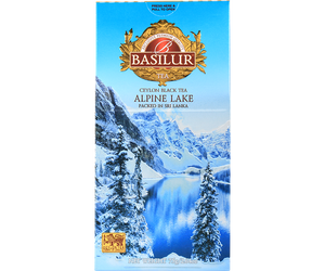 Basilur Alpine Lake - czarna liściasta herbata cejlońska z dodatkiem chabru, kwiatów pomarańczy, cynamonu, imbiru, goździków, kardamonu, gałki muszkatołowej, pieprzu oraz korzennym aromatem. Ozdobne opakowanie z zimowym motywem.