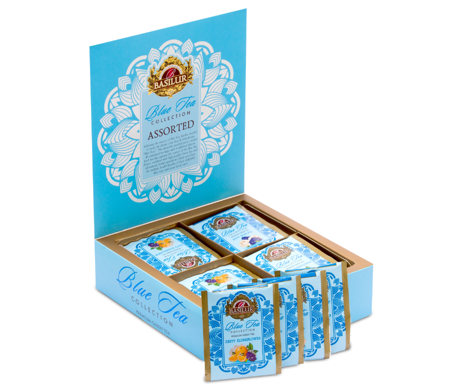Basilur Blue Tea Assorted – zestaw zielonych herbat cejlońskich w 4 odsłonach smakowych, które zaparzają się na piękny niebieski kolor. Saszetki zostały umieszczone w zdobionej herbaciarce.