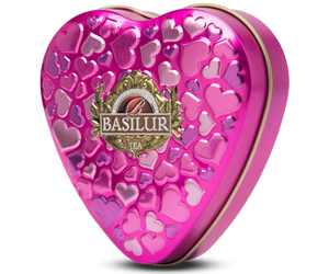 Basilur Forever Happiness – liście zielonej herbaty cejlońskiej z dodatkiem płatków roży, wiśni, hibiskusa i aromatu lodów wiśniowych zapakowane w zdobioną puszkę w kształcie serca.