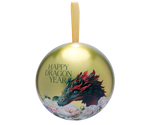 Basilur Happy Dragon Year Gold – czarna liściasta herbata cejlońska z listków OP zamknięta w zdobionej puszce w kształcie świątecznej bombki  z motywem mistycznego smoka otoczonego kwiatami.