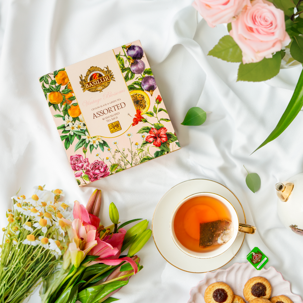 Zestaw herbat Basilur Vintage Blossoms na stole z kwiatami 