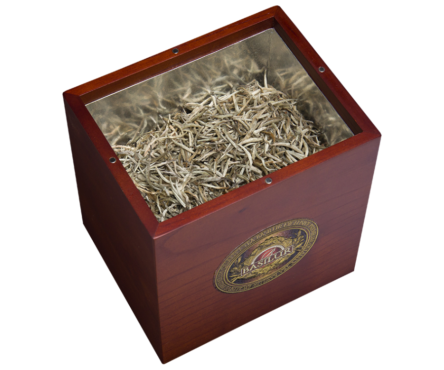 Basilur White Tea Silver Tips – ręcznie zbierane liście białej herbaty cejlońskiej Silver Tips zamknięte w drewnianej skrzynce.
