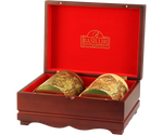 Basilur Oriental Collection 2 – zestaw 2 smaków herbaty z kolekcji Orientalnej w puszkach umieszczonych w drewnianym ekspozytorze.
