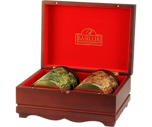 Basilur Oriental Collection 3 – zestaw 2 smaków herbaty z kolekcji Orientalnej w puszkach umieszczonych w drewnianym ekspozytorze.