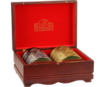 Basilur Oriental Collection 4 – zestaw 2 smaków herbaty z kolekcji Orientalnej w puszkach umieszczonych w drewnianym ekspozytorze.