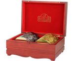 Basilur Oriental Collection 4 – zestaw 2 smaków herbaty z kolekcji Orientalnej w puszkach umieszczonych w drewnianym ekspozytorze.