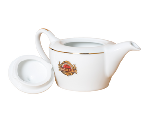 Porcelanowy imbryk z logo Basilur i złotymi zdobieniami.
