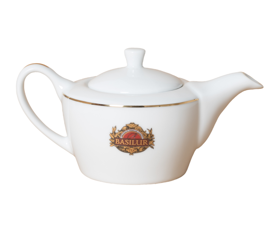 Porcelanowy imbryk z logo Basilur i złotymi zdobieniami.