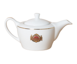 Porcelanowy imbryk z logo Basilur i złotymi zdobieniami.