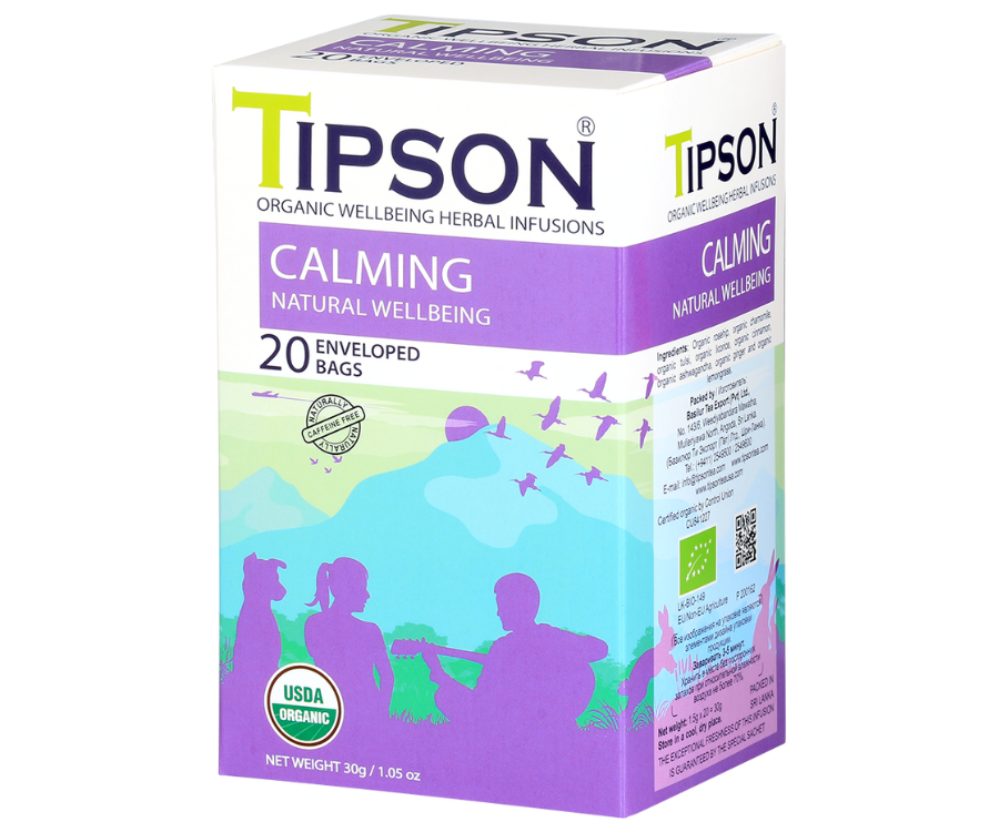 Tipson Calming – organiczna mieszanka dzikiej róży, rumianku, tulsi, lukrecji, cynamonu, ashwagandhy, imbiru oraz trawy cytrynowej. Kopertowane saszetki zostały umieszczone w opakowaniu ozdobionym grafiką grupki ludzi spędzających czas na świeżym powietrzu.