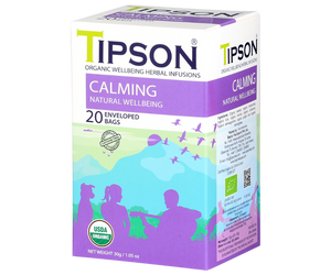 Tipson Calming – organiczna mieszanka dzikiej róży, rumianku, tulsi, lukrecji, cynamonu, ashwagandhy, imbiru oraz trawy cytrynowej. Kopertowane saszetki zostały umieszczone w opakowaniu ozdobionym grafiką grupki ludzi spędzających czas na świeżym powietrzu.