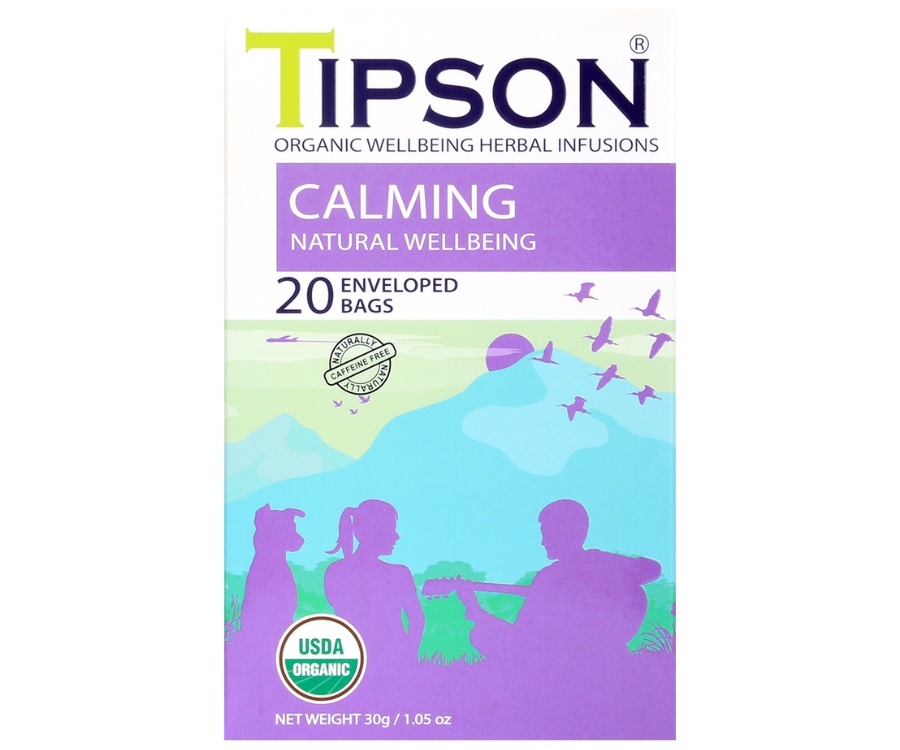 Tipson Calming – organiczna mieszanka dzikiej róży, rumianku, tulsi, lukrecji, cynamonu, ashwagandhy, imbiru oraz trawy cytrynowej. Kopertowane saszetki zostały umieszczone w opakowaniu ozdobionym grafiką grupki ludzi spędzających czas na świeżym powietrzu.