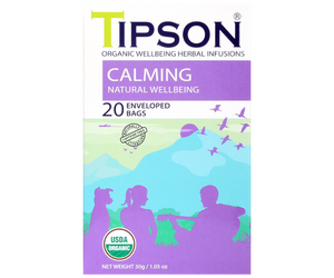 Tipson Calming – organiczna mieszanka dzikiej róży, rumianku, tulsi, lukrecji, cynamonu, ashwagandhy, imbiru oraz trawy cytrynowej. Kopertowane saszetki zostały umieszczone w opakowaniu ozdobionym grafiką grupki ludzi spędzających czas na świeżym powietrzu.