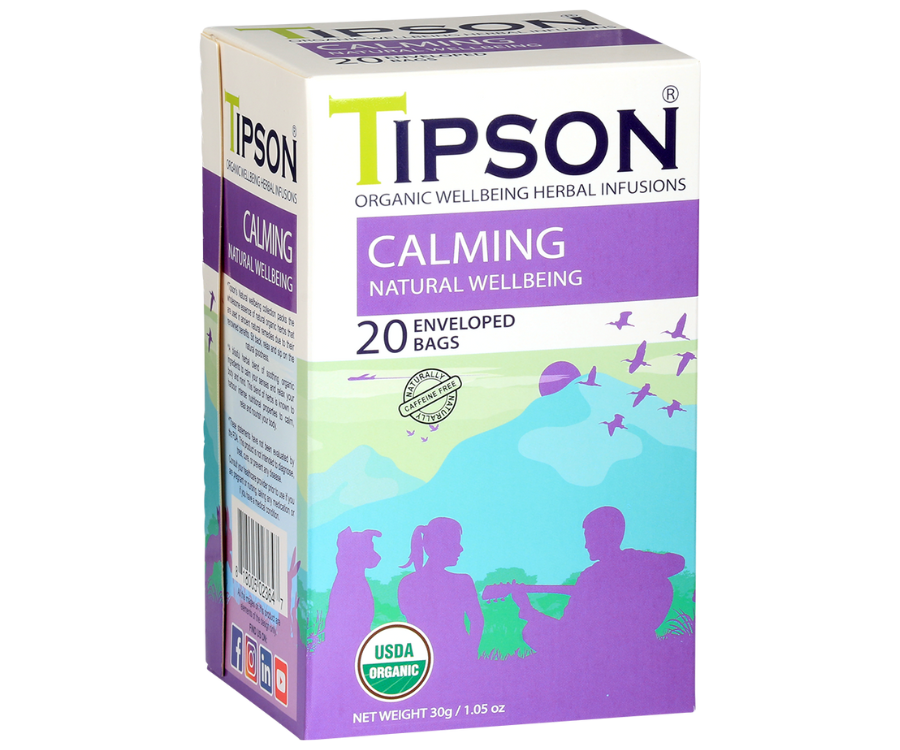 Tipson Calming – organiczna mieszanka dzikiej róży, rumianku, tulsi, lukrecji, cynamonu, ashwagandhy, imbiru oraz trawy cytrynowej. Kopertowane saszetki zostały umieszczone w opakowaniu ozdobionym grafiką grupki ludzi spędzających czas na świeżym powietrzu.