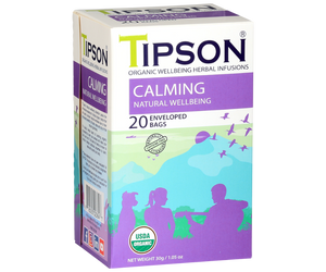 Tipson Calming – organiczna mieszanka dzikiej róży, rumianku, tulsi, lukrecji, cynamonu, ashwagandhy, imbiru oraz trawy cytrynowej. Kopertowane saszetki zostały umieszczone w opakowaniu ozdobionym grafiką grupki ludzi spędzających czas na świeżym powietrzu.