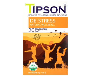 Tipson De-Stress – organiczna mieszanka dzikiej róży, mięty pieprzowej, tulsi, lukrecji i skórki pomarańczy. Kopertowane saszetki zostały umieszczone w opakowaniu ozdobionym grafiką grupki ludzi spędzających aktywnie czas na świeżym powietrzu.