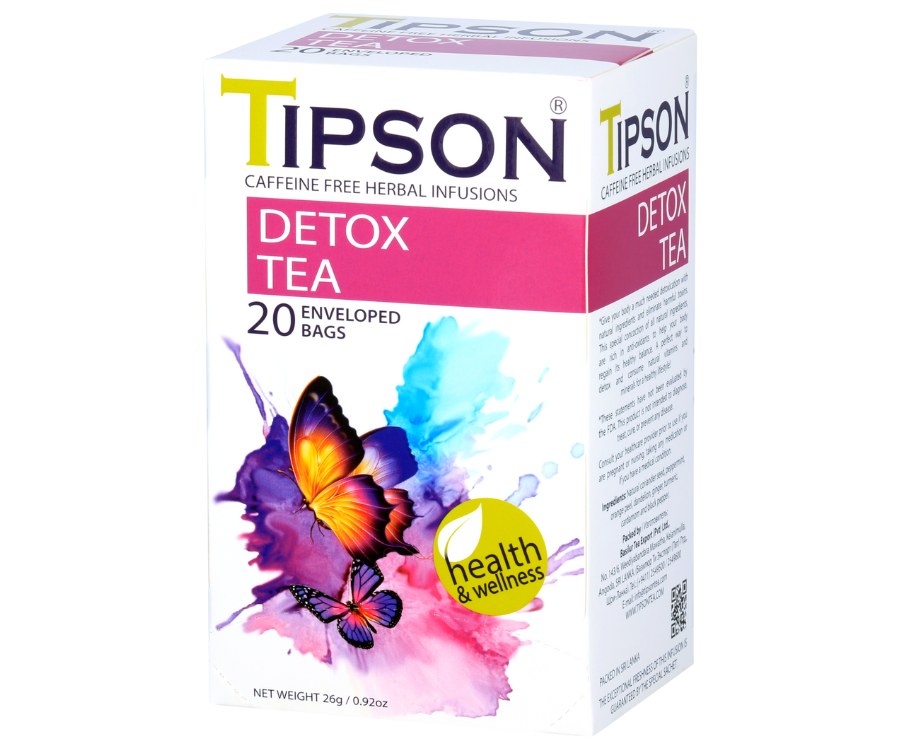 Tipson Detox Tea – ziołowa mieszanka rumianku, kurkumy, kolendry, kopru włoskiego, kardamonu i czarnego pieprzu na wyeliminowanie z organizmu szkodliwych toksyn i zachowanie zdrowej równowagi. Kopertowane saszetki zostały umieszczone w ozdobnym opakowaniu z motywem motyli.