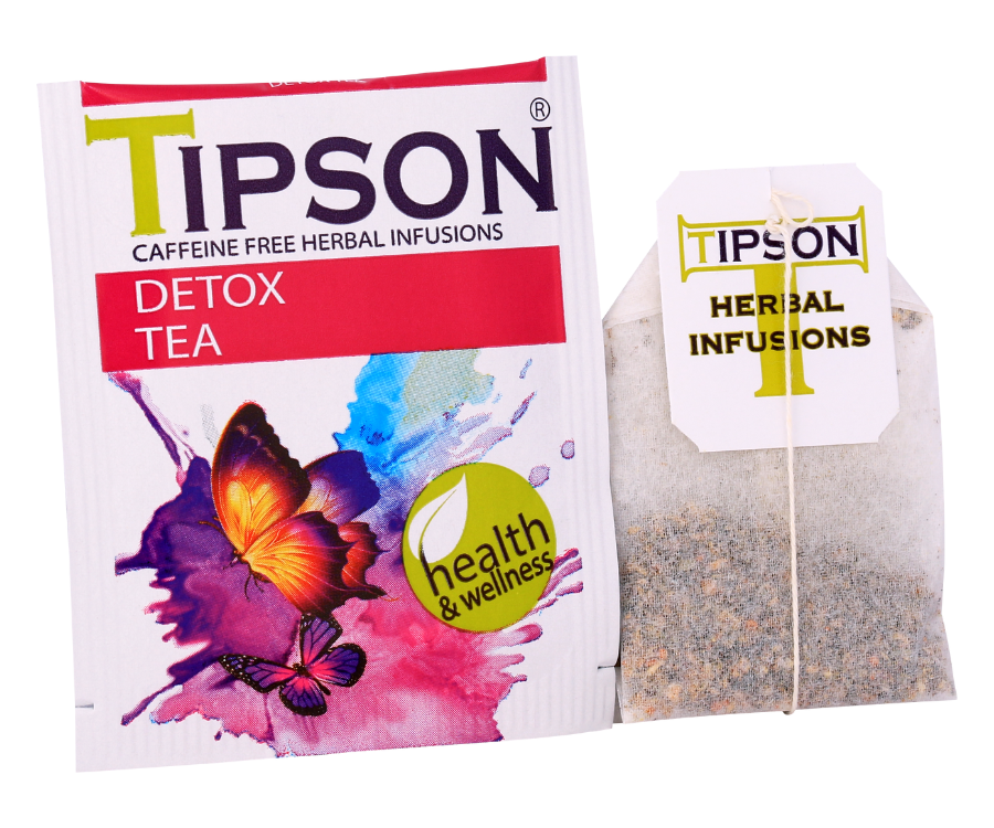 Tipson Detox Tea – ziołowa mieszanka rumianku, kurkumy, kolendry, kopru włoskiego, kardamonu i czarnego pieprzu na wyeliminowanie z organizmu szkodliwych toksyn i zachowanie zdrowej równowagi. Kopertowane saszetki zostały umieszczone w ozdobnym opakowaniu z motywem motyli.