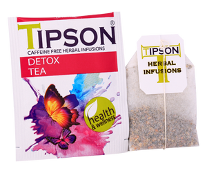 Tipson Detox Tea – ziołowa mieszanka rumianku, kurkumy, kolendry, kopru włoskiego, kardamonu i czarnego pieprzu na wyeliminowanie z organizmu szkodliwych toksyn i zachowanie zdrowej równowagi. Kopertowane saszetki zostały umieszczone w ozdobnym opakowaniu z motywem motyli.