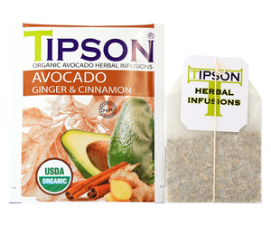 Tipson Avocado Ginger & Cinnamon – organiczna mieszanka liści awokado, trawy cytrynowej, cynamonu, imbiru, kopru włoskiego, owocu awokado oraz naturalnego aromatu cynamonu i imbiru. Kopertowane saszetki zostały umieszczone w opakowaniu ozdobionym grafiką liści, owoców i przypraw.