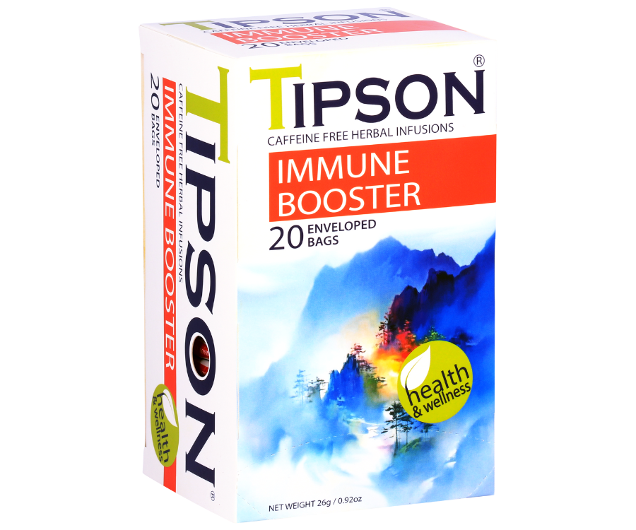 Tipson Immune Booster – ziołowa mieszanka mięty pieprzowej, owoców róży, kopru włoskiego, trawy cytrynowej, rooibosa i lukrecji na wzmocnienie odporności. Kopertowane saszetki zostały umieszczone w ozdobnym opakowaniu z motywem górskiego krajobrazu o poranku.