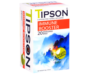 Tipson Immune Booster – ziołowa mieszanka mięty pieprzowej, owoców róży, kopru włoskiego, trawy cytrynowej, rooibosa i lukrecji na wzmocnienie odporności. Kopertowane saszetki zostały umieszczone w ozdobnym opakowaniu z motywem górskiego krajobrazu o poranku.