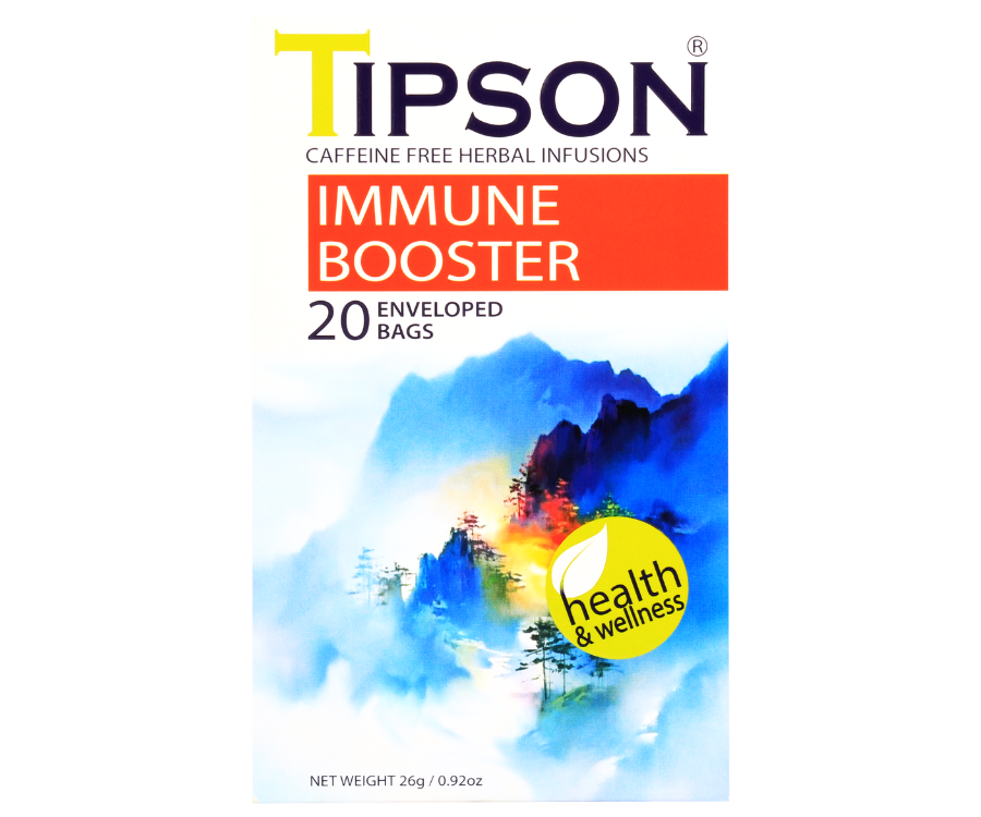 Tipson Immune Booster – ziołowa mieszanka mięty pieprzowej, owoców róży, kopru włoskiego, trawy cytrynowej, rooibosa i lukrecji na wzmocnienie odporności. Kopertowane saszetki zostały umieszczone w ozdobnym opakowaniu z motywem górskiego krajobrazu o poranku.