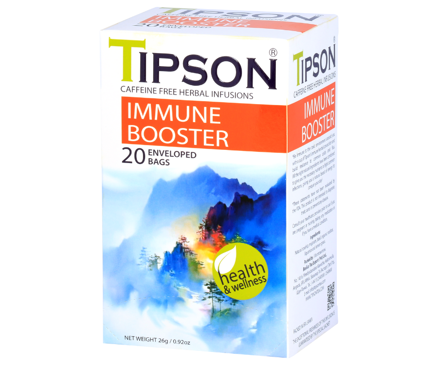 Tipson Immune Booster – ziołowa mieszanka mięty pieprzowej, owoców róży, kopru włoskiego, trawy cytrynowej, rooibosa i lukrecji na wzmocnienie odporności. Kopertowane saszetki zostały umieszczone w ozdobnym opakowaniu z motywem górskiego krajobrazu o poranku.