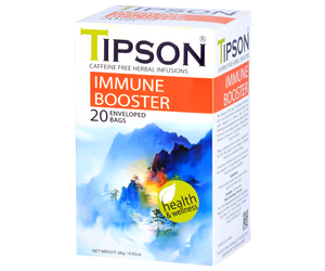 Tipson Immune Booster – ziołowa mieszanka mięty pieprzowej, owoców róży, kopru włoskiego, trawy cytrynowej, rooibosa i lukrecji na wzmocnienie odporności. Kopertowane saszetki zostały umieszczone w ozdobnym opakowaniu z motywem górskiego krajobrazu o poranku.