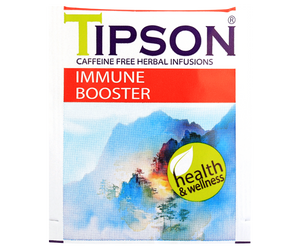 Tipson Immune Booster – ziołowa mieszanka mięty pieprzowej, owoców róży, kopru włoskiego, trawy cytrynowej, rooibosa i lukrecji na wzmocnienie odporności. Kopertowane saszetki zostały umieszczone w ozdobnym opakowaniu z motywem górskiego krajobrazu o poranku.