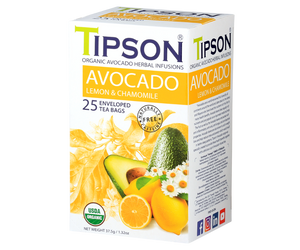 Tipson Avocado Lemon & Chamomile – organiczna mieszanka rumianku, liści awokado, trawy cytrynowej, hibiskusa, owocu dzikiej róży, awokado oraz naturalnego aromatu cytryny. Kopertowane saszetki zostały umieszczone w opakowaniu ozdobionym grafiką liści, owoców, kwiatów i cytrusów.