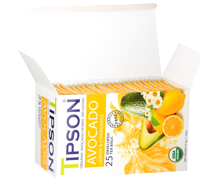 Tipson Avocado Lemon & Chamomile – organiczna mieszanka rumianku, liści awokado, trawy cytrynowej, hibiskusa, owocu dzikiej róży, awokado oraz naturalnego aromatu cytryny. Kopertowane saszetki zostały umieszczone w opakowaniu ozdobionym grafiką liści, owoców, kwiatów i cytrusów.