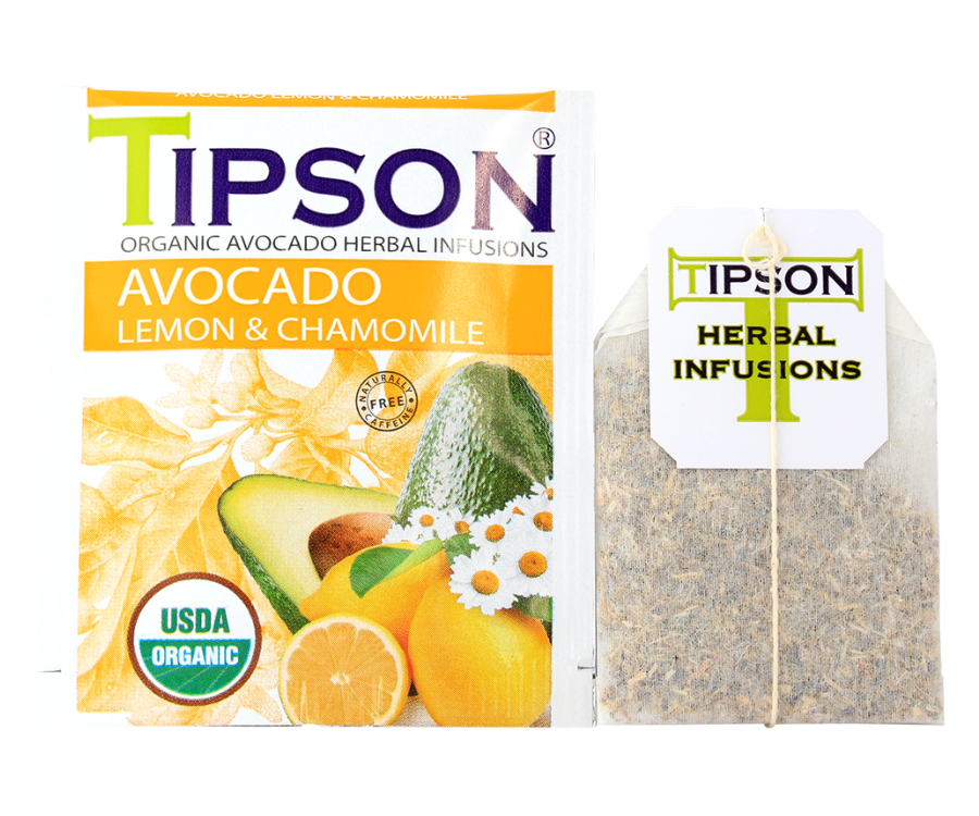 Tipson Avocado Lemon & Chamomile – organiczna mieszanka rumianku, liści awokado, trawy cytrynowej, hibiskusa, owocu dzikiej róży, awokado oraz naturalnego aromatu cytryny. Kopertowane saszetki zostały umieszczone w opakowaniu ozdobionym grafiką liści, owoców, kwiatów i cytrusów.