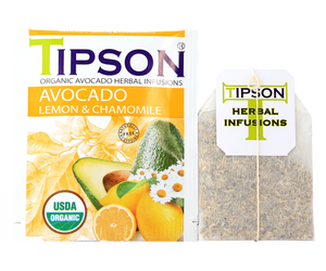 Tipson Avocado Lemon & Chamomile – organiczna mieszanka rumianku, liści awokado, trawy cytrynowej, hibiskusa, owocu dzikiej róży, awokado oraz naturalnego aromatu cytryny. Kopertowane saszetki zostały umieszczone w opakowaniu ozdobionym grafiką liści, owoców, kwiatów i cytrusów.