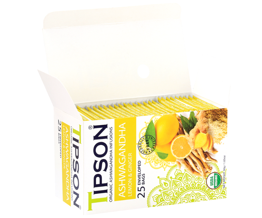 Tipson Ashwagandha Lemon & Ginger – organiczna mieszanka rumianku, ashwagandhy, trawy cytrynowej, imbiru, werbeny cytrynowej oraz aromatu cytryny. Kopertowane saszetki zostały umieszczone w opakowaniu ozdobionym grafiką cytrusów i przypraw.