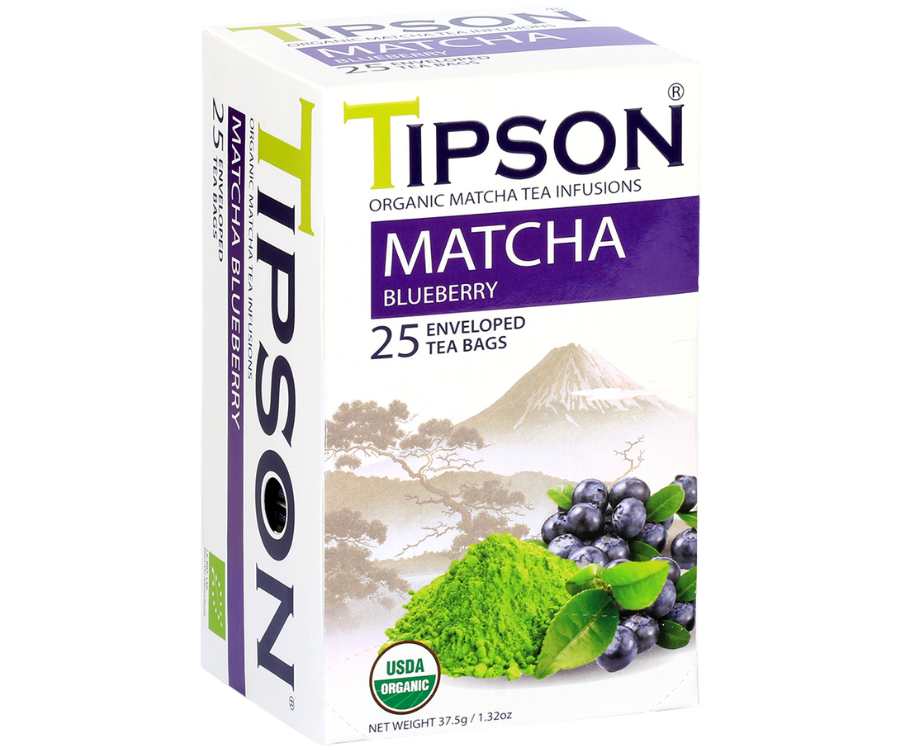 Tipson Matcha Bluberry – organiczna matcha z dodatkiem zielonej herbaty i aromatu borówek. Kopertowane saszetki zostały umieszczone w ozdobnym opakowaniu.