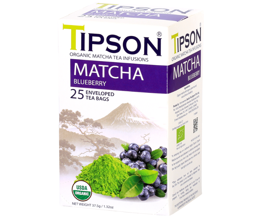 Tipson Matcha Bluberry – organiczna matcha z dodatkiem zielonej herbaty i aromatu borówek. Kopertowane saszetki zostały umieszczone w ozdobnym opakowaniu.