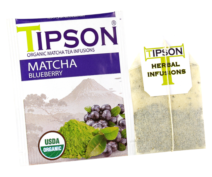 Tipson Matcha Bluberry – organiczna matcha z dodatkiem zielonej herbaty i aromatu borówek. Kopertowane saszetki zostały umieszczone w ozdobnym opakowaniu.