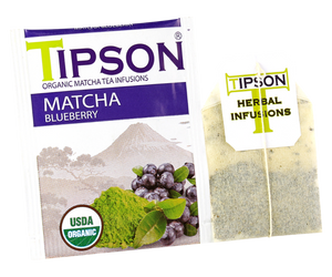 Tipson Matcha Bluberry – organiczna matcha z dodatkiem zielonej herbaty i aromatu borówek. Kopertowane saszetki zostały umieszczone w ozdobnym opakowaniu.