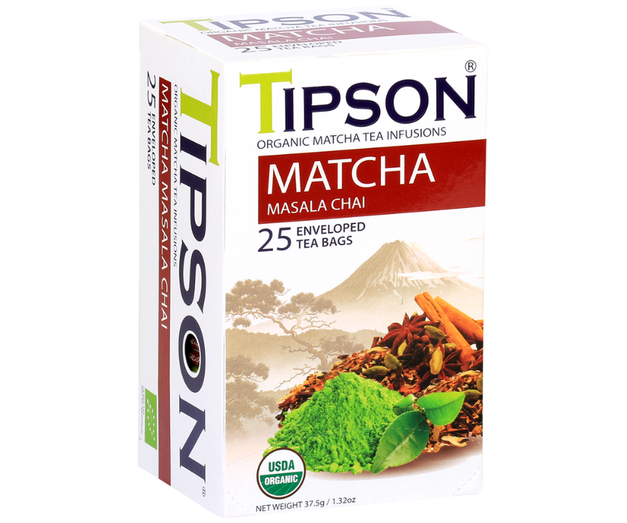 Tipson Masala Chai – organiczna matcha z dodatkiem zielonej herbaty, czarnego pieprzu, imbiru, cynamonu, goździków, gałki muszkatołowej, kardamonu i olejku z imbiru. Kopertowane saszetki zostały umieszczone w ozdobnym opakowaniu.